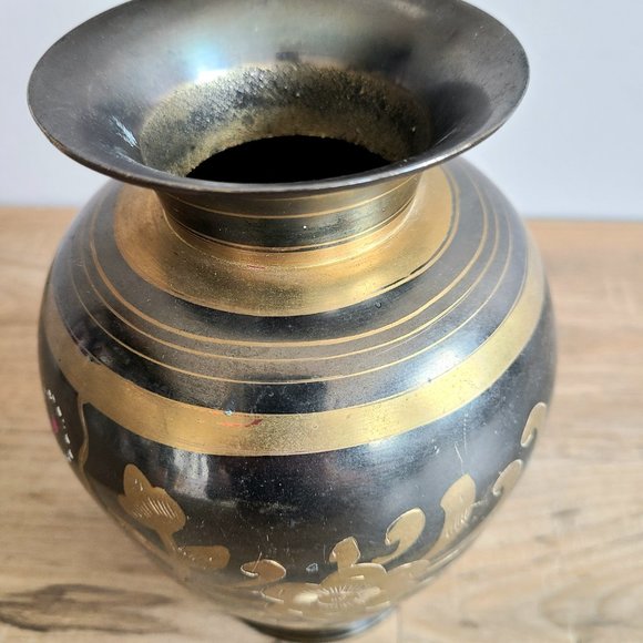 Indian brass etched and enamel vase with man and woman image and floral design. - Picture 5 of 8